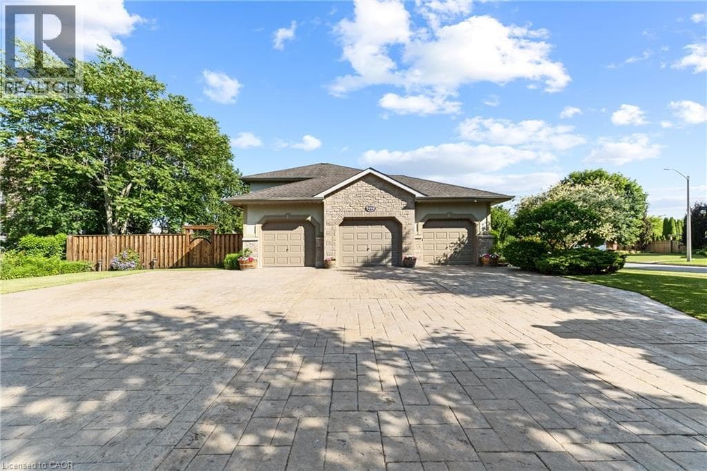 Single Family at 7775 ST. AUGUSTINE Crescent, Niagara Falls, Ontario - Photo 4 - RE/MAX Garden City Realty