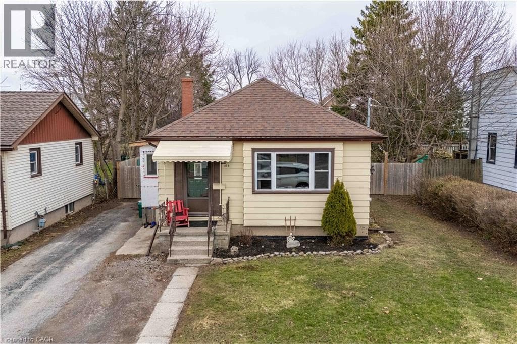 Single Family at 316 DUFFERIN Street, Fort Erie, Ontario - Photo 3 - RE/MAX Garden City Realty