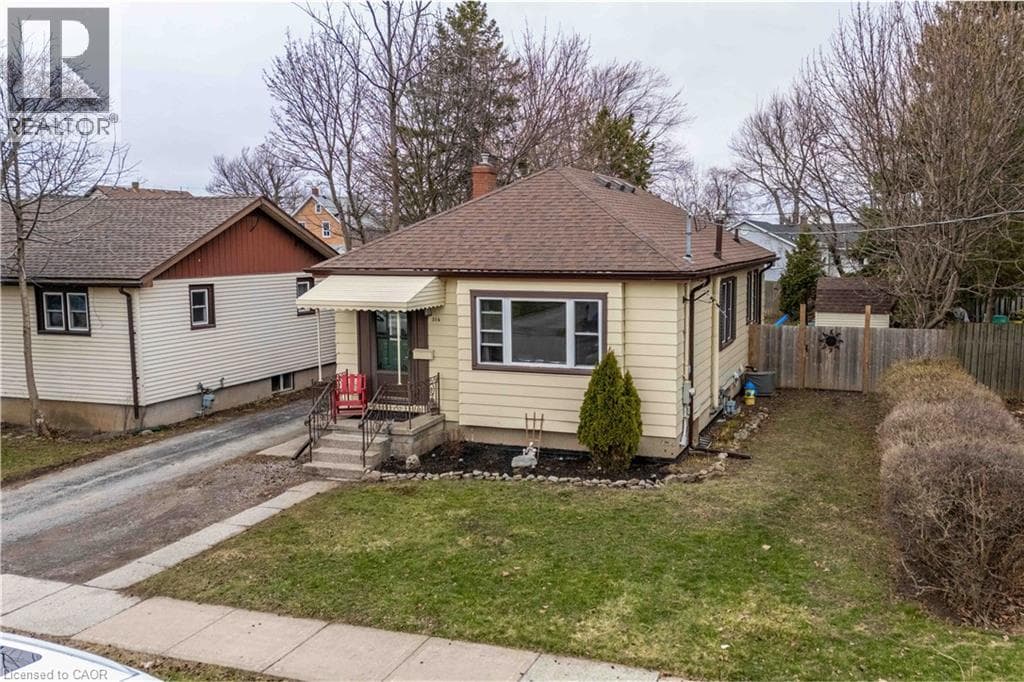Single Family at 316 DUFFERIN Street, Fort Erie, Ontario - Photo 4 - RE/MAX Garden City Realty