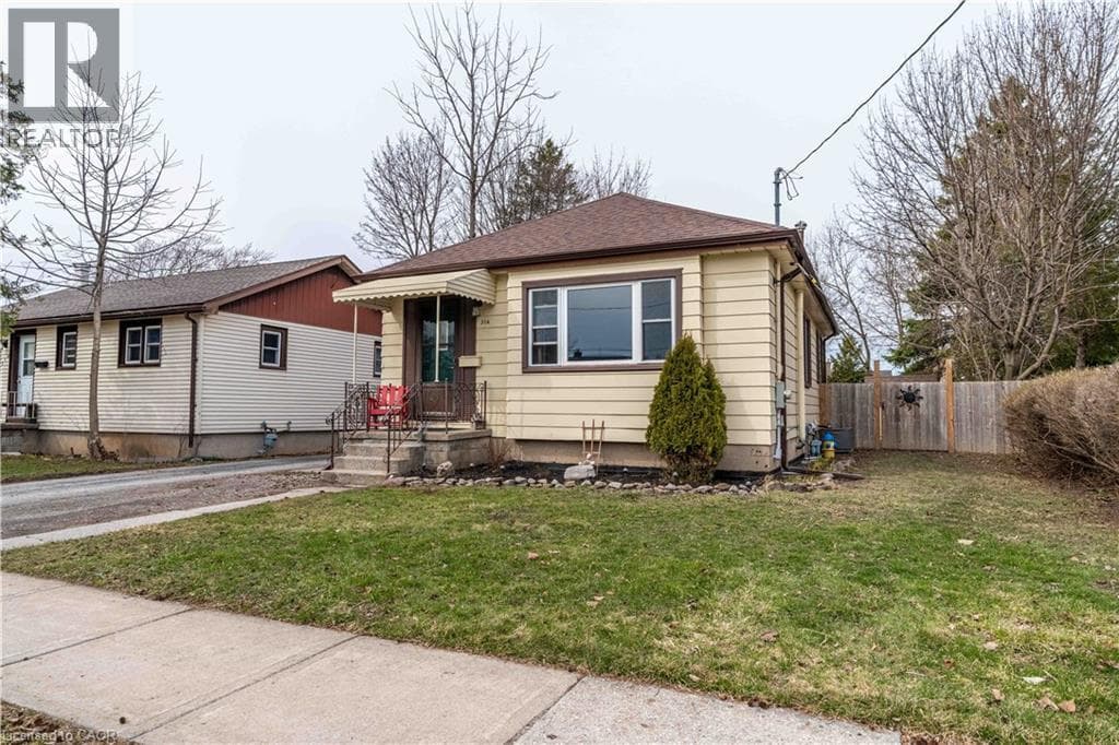 Single Family at 316 DUFFERIN Street, Fort Erie, Ontario - Photo 2 - RE/MAX Garden City Realty