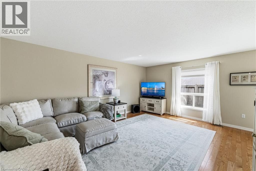 Single Family at 6- 24 KENYON Crescent, Grimsby, Ontario - Photo 10 - RE/MAX Garden City Realty