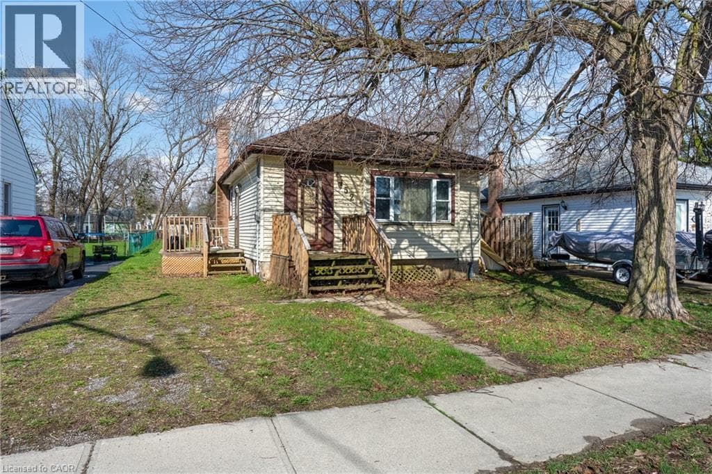 Single Family at 152 HIGH Street, Fort Erie, Ontario - Photo 7 - RE/MAX Garden City Realty
