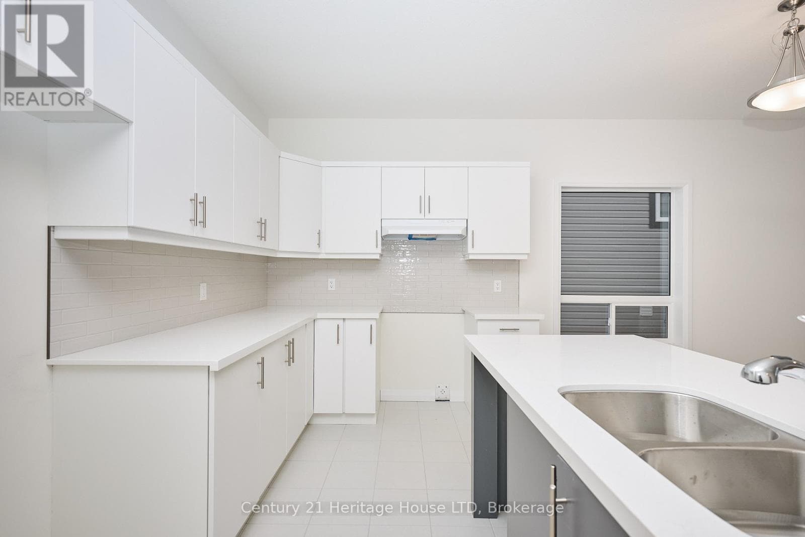 Single Family at 407 Louisa Street, Fort Erie (Lakeshore), Ontario - Photo 2 - RE/MAX Garden City Realty