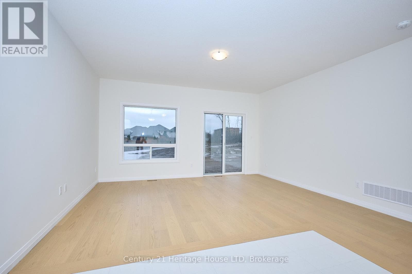 Single Family at 407 Louisa Street, Fort Erie (Lakeshore), Ontario - Photo 3 - RE/MAX Garden City Realty