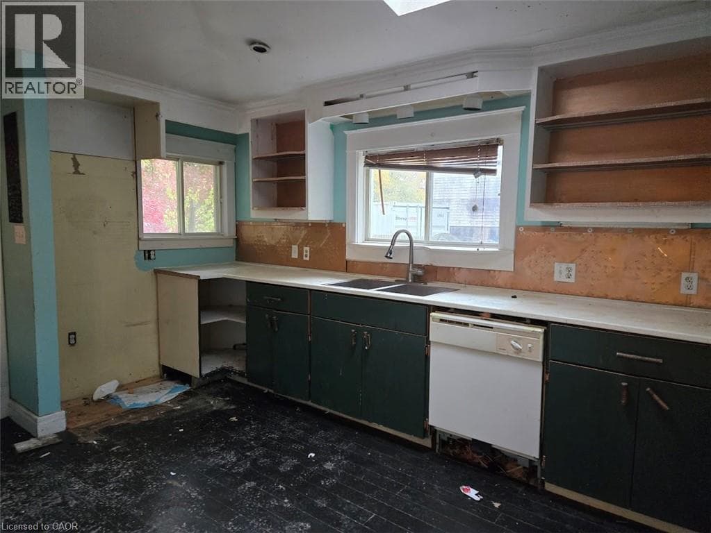 Single Family at 4336 ELGIN Street, Niagara Falls, Ontario - Photo 6 - RE/MAX Garden City Realty