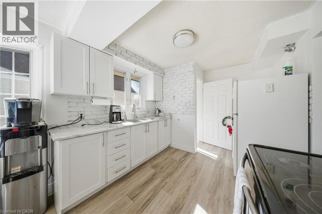 Single Family at 6376 ASH Street, Niagara Falls, Ontario - Photo 8 - RE/MAX Garden City Realty