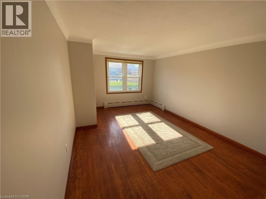 Single Family at Lower- 300 KNOLL Street, Port Colborne, Ontario - Photo 4 - RE/MAX Garden City Realty