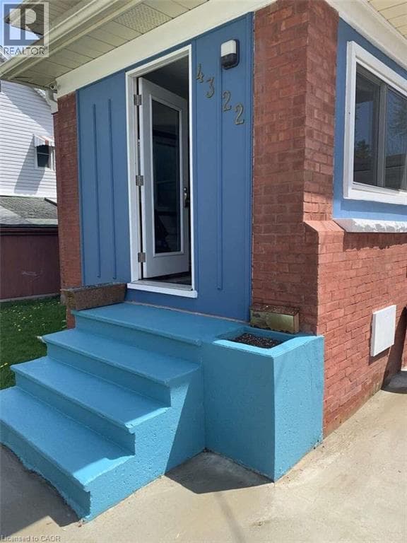 Single Family at 4322 BAMPFIELD Street, Niagara Falls, Ontario - Photo 5 - RE/MAX Garden City Realty