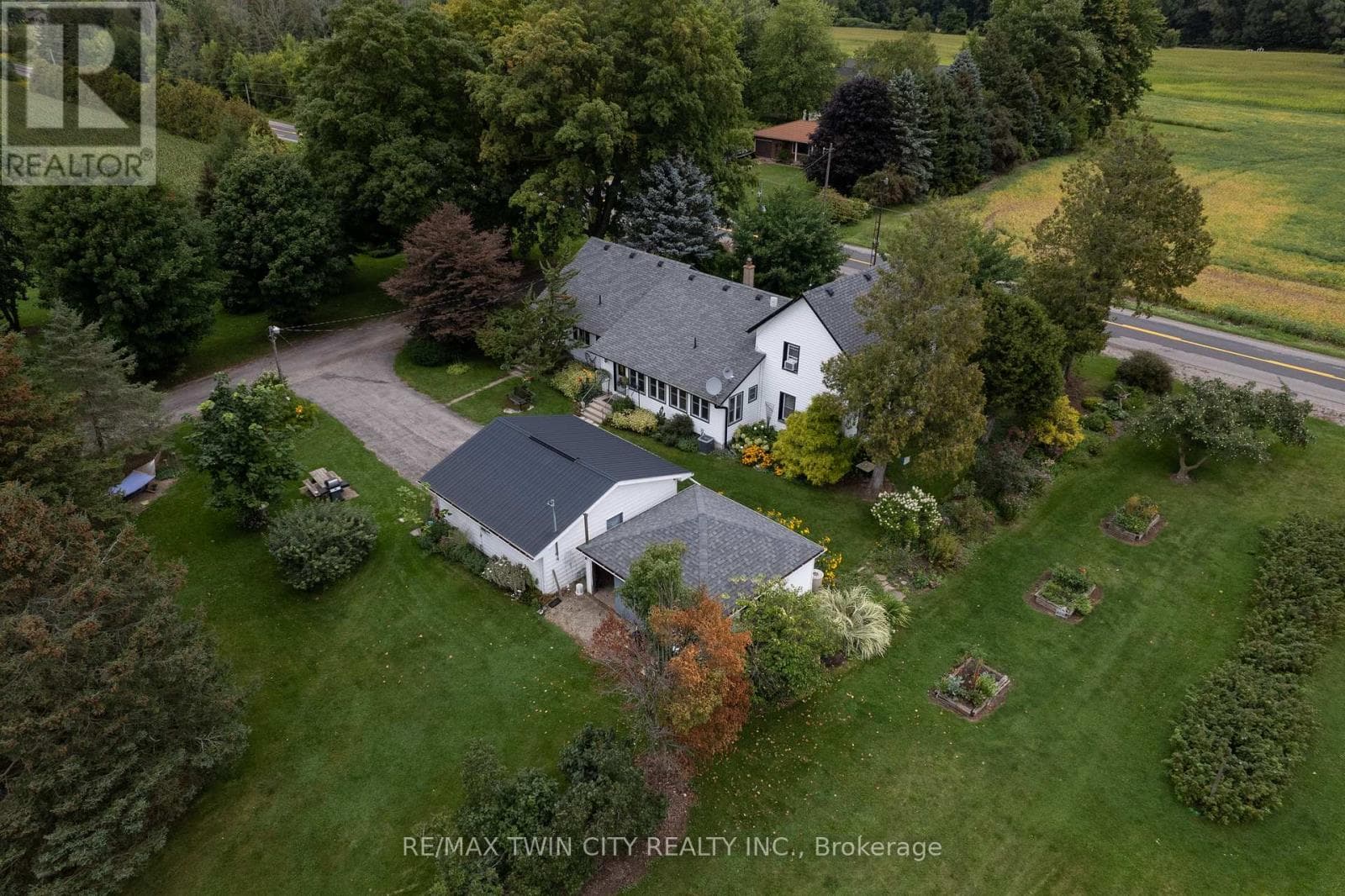 Single Family at 331 MIDDLE TOWNLINE Road, Brant (Burford), Ontario - Photo 4 - RE/MAX Garden City Realty