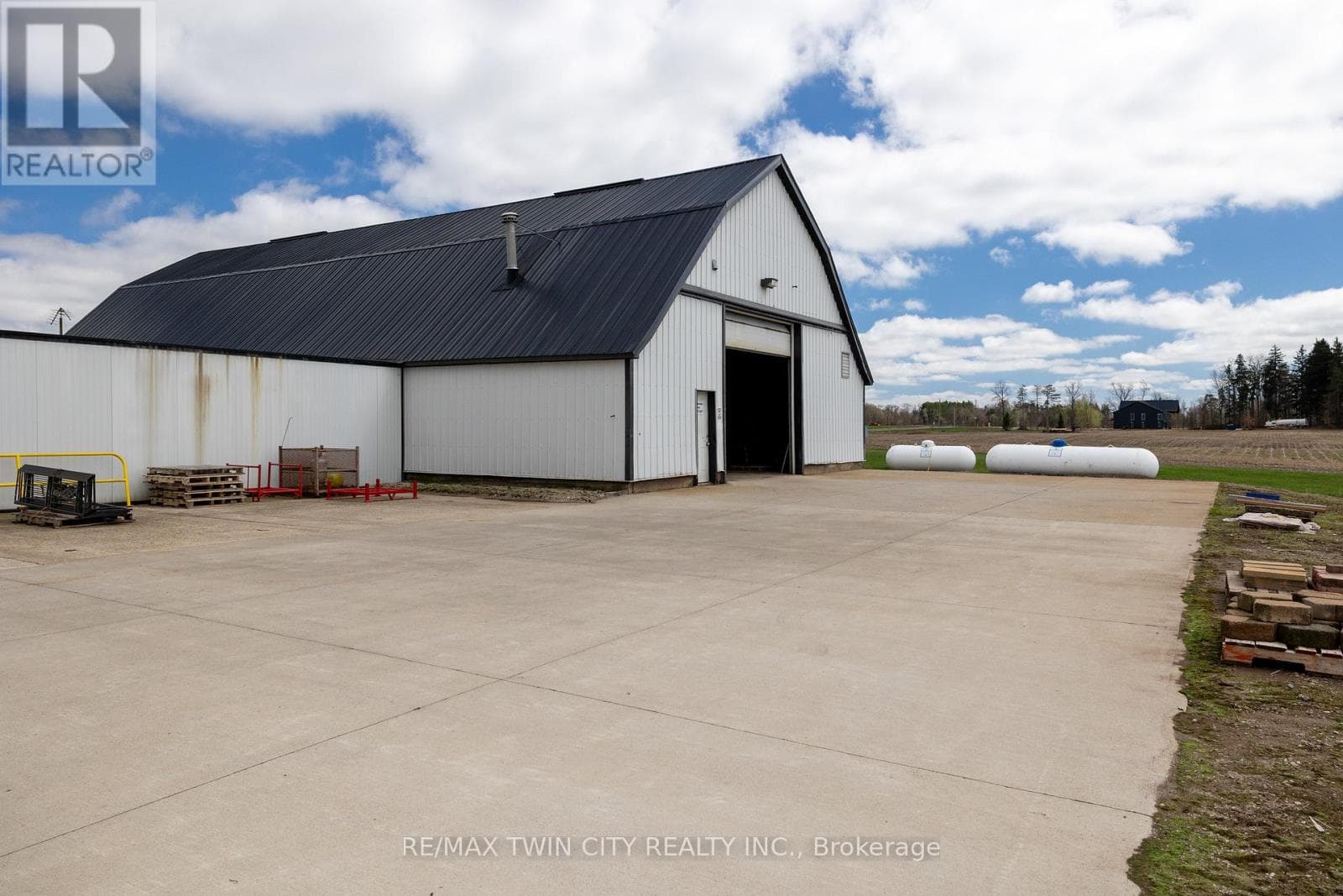 Single Family at 331 MIDDLE TOWNLINE Road, Brant (Burford), Ontario - Photo 8 - RE/MAX Garden City Realty