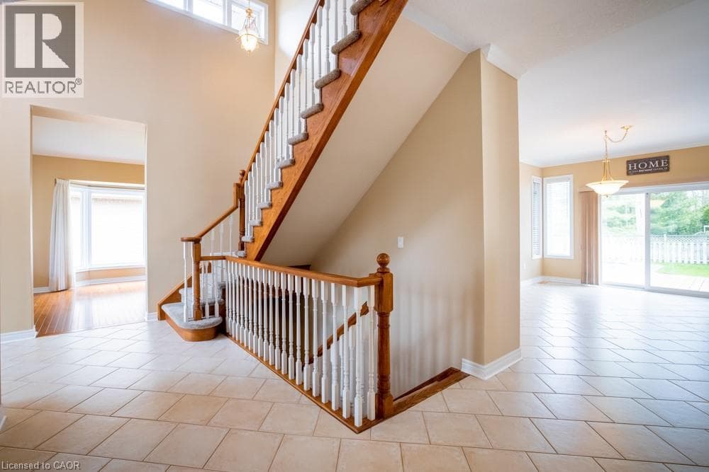 Single Family at 8 SOPHIE Court, Grimsby, Ontario - Photo 9 - RE/MAX Garden City Realty