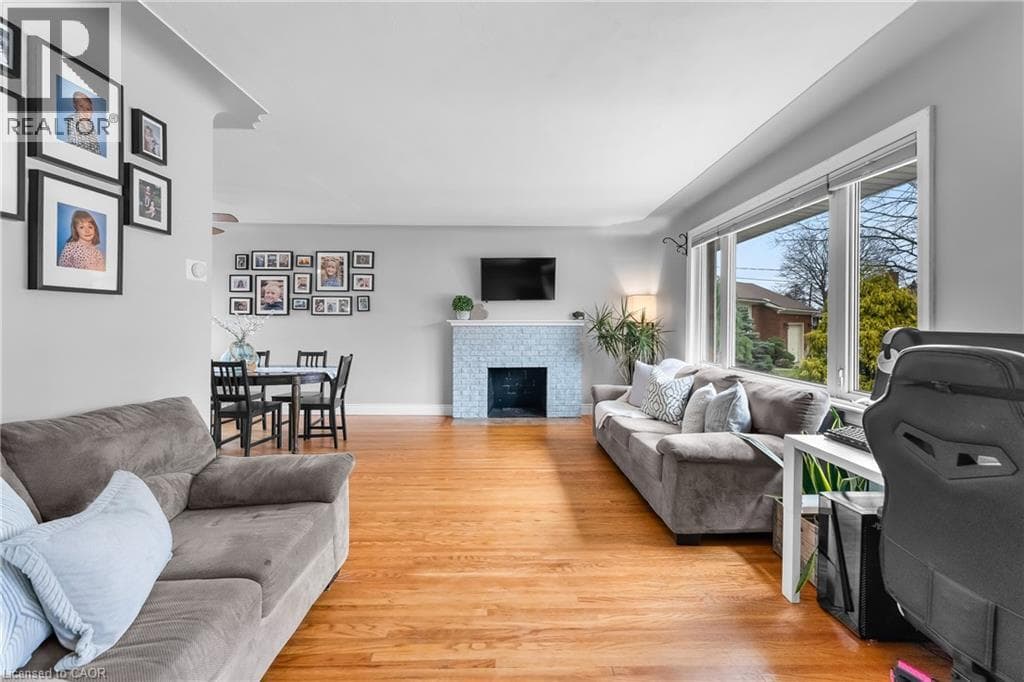 Single Family at 6396 LAURA Crescent, Niagara Falls, Ontario - Photo 4 - RE/MAX Garden City Realty