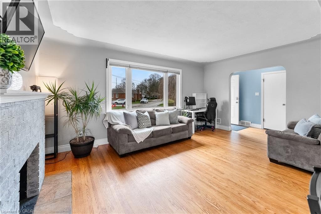 Single Family at 6396 LAURA Crescent, Niagara Falls, Ontario - Photo 6 - RE/MAX Garden City Realty