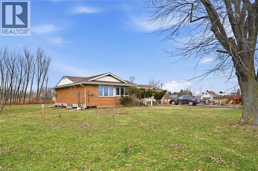 Single Family at 356 MOUNTAIN Road, Grimsby, Ontario - Photo 2 - RE/MAX Garden City Realty