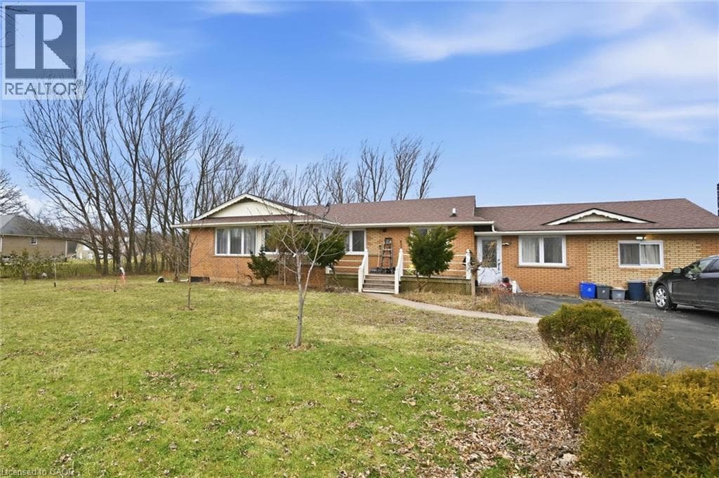 Single Family at 356 MOUNTAIN Road, Grimsby, Ontario - Photo 3 - RE/MAX Garden City Realty