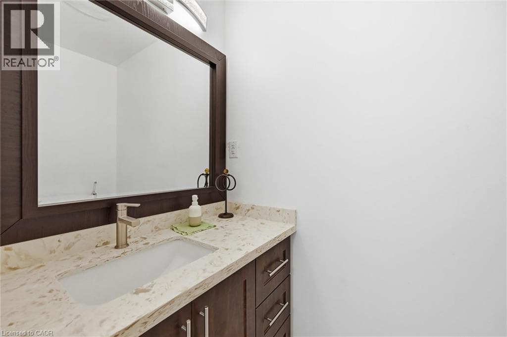 Single Family at 356 MOUNTAIN Road, Grimsby, Ontario - Photo 8 - RE/MAX Garden City Realty