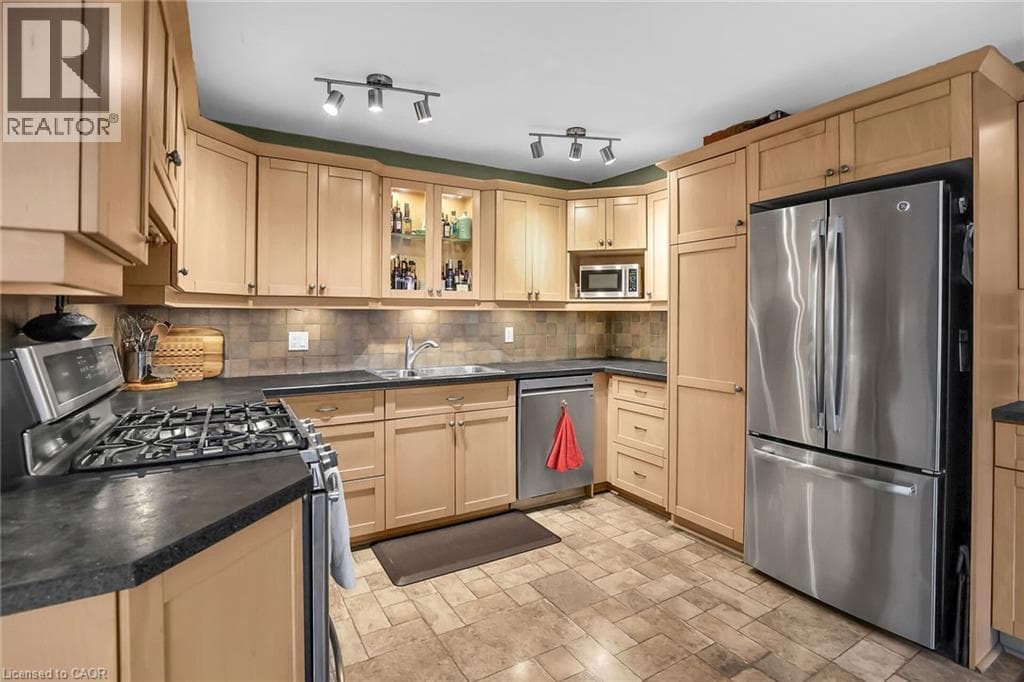 Single Family at 10 MAPLE Avenue, Grimsby, Ontario - Photo 9 - RE/MAX Garden City Realty