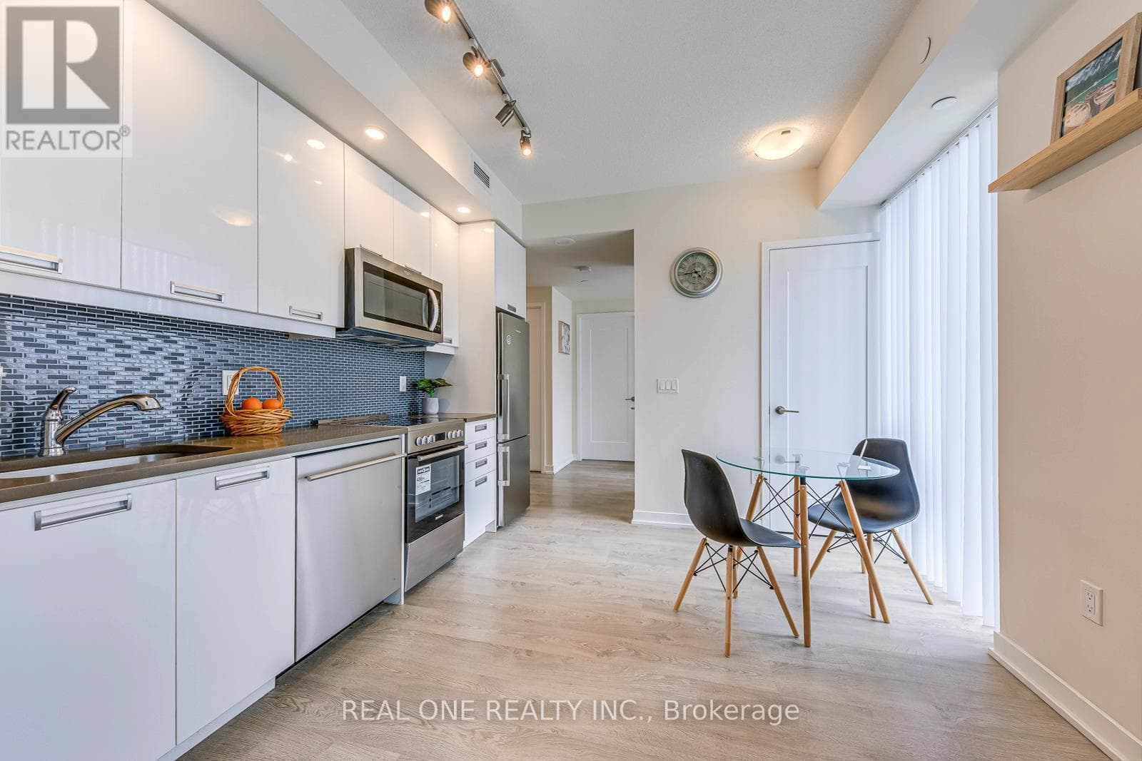 Single Family at 1001- 99 JOHN Street, Toronto (Waterfront Communities), Ontario - Photo 10 - RE/MAX Garden City Realty