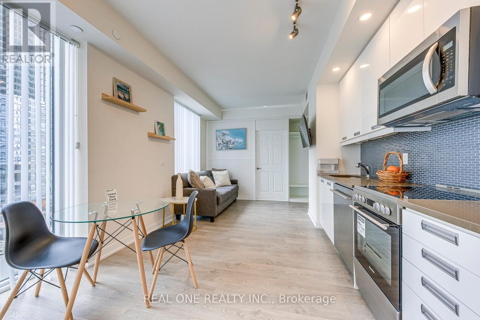 Single Family at 1001- 99 JOHN Street, Toronto (Waterfront Communities), Ontario - Photo 9 - RE/MAX Garden City Realty