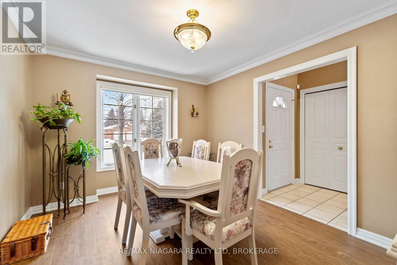 Single Family at 7874 Bishop Avenue, Niagara Falls (Mt. Carmel), Ontario - Photo 5 - RE/MAX Garden City Realty