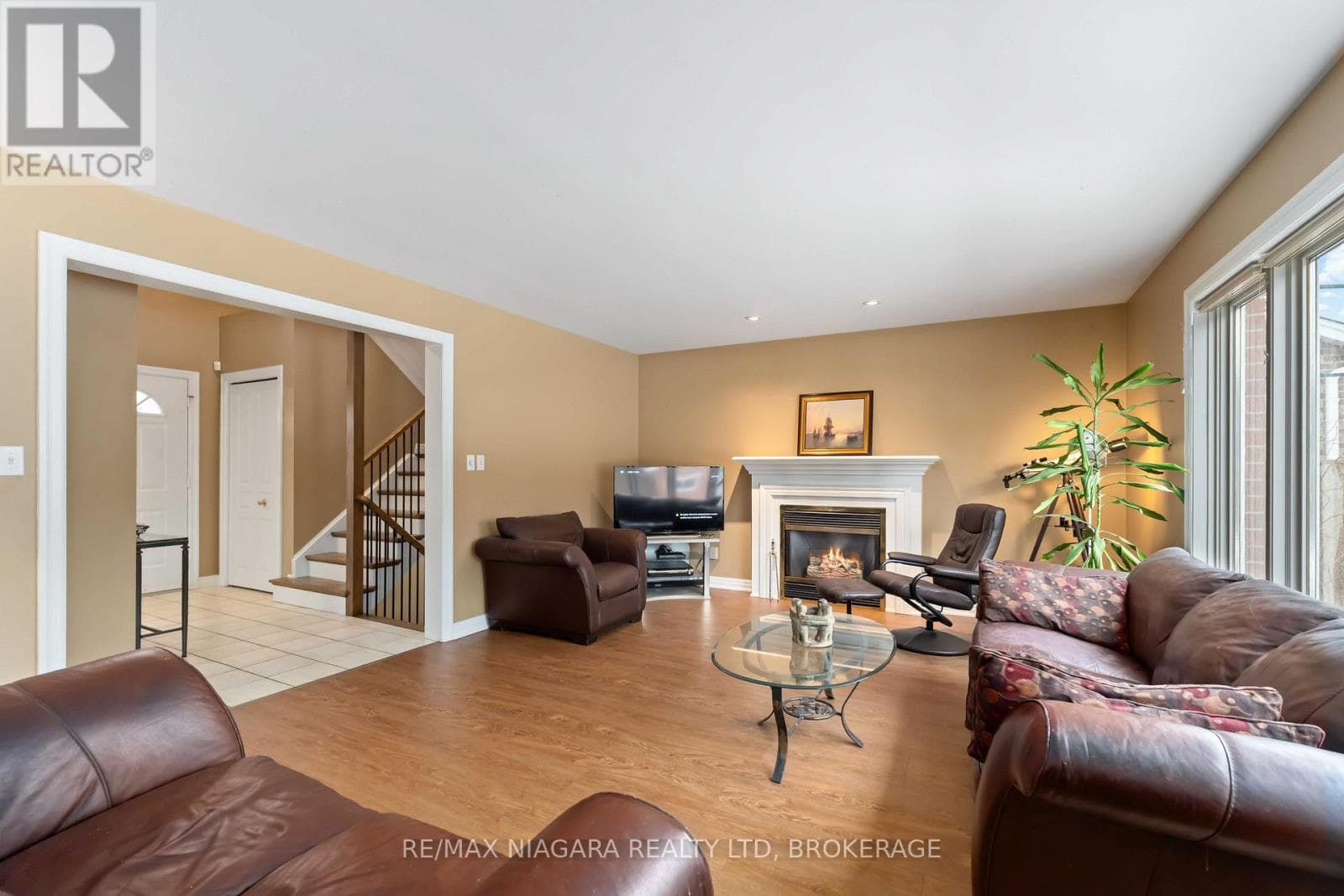 Single Family at 7874 Bishop Avenue, Niagara Falls (Mt. Carmel), Ontario - Photo 8 - RE/MAX Garden City Realty