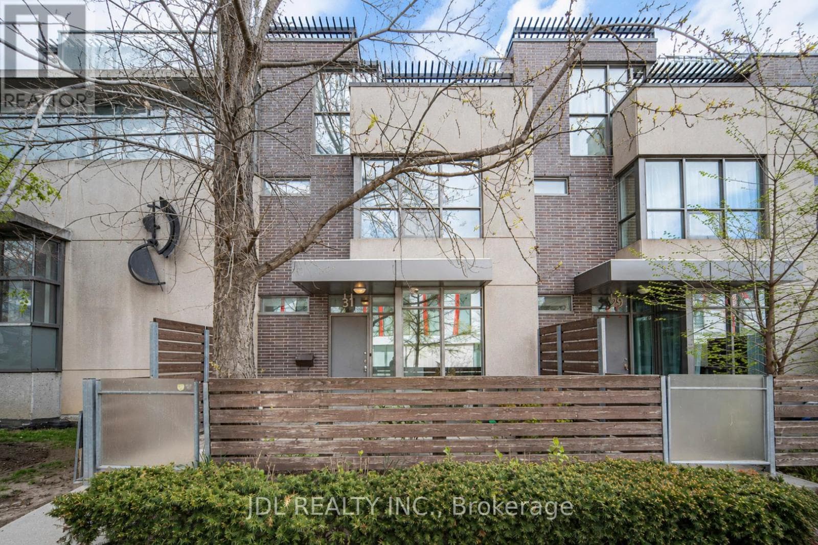Th8- 31 Brunel Court