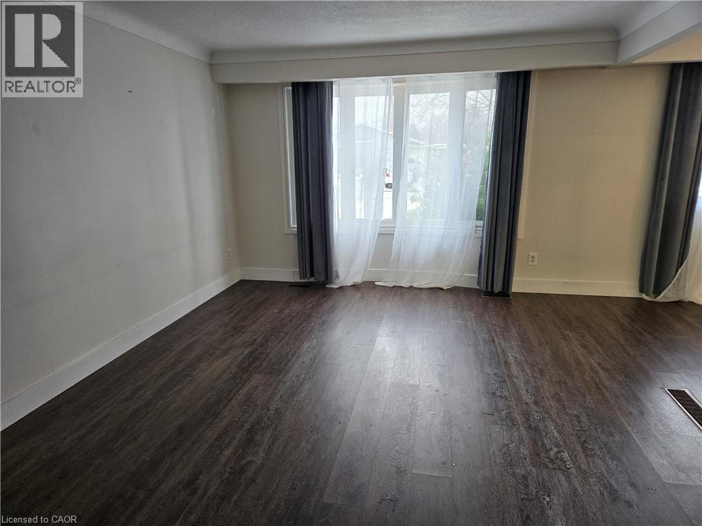 Single Family at 3 GOVERNOR SIMCOE Drive, St. Catharines, Ontario - Photo 4 - RE/MAX Garden City Realty