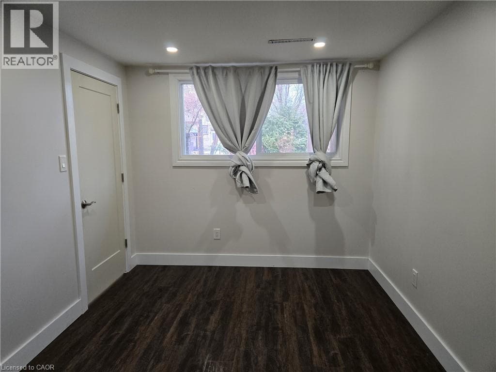 Single Family at 3 GOVERNOR SIMCOE Drive, St. Catharines, Ontario - Photo 8 - RE/MAX Garden City Realty