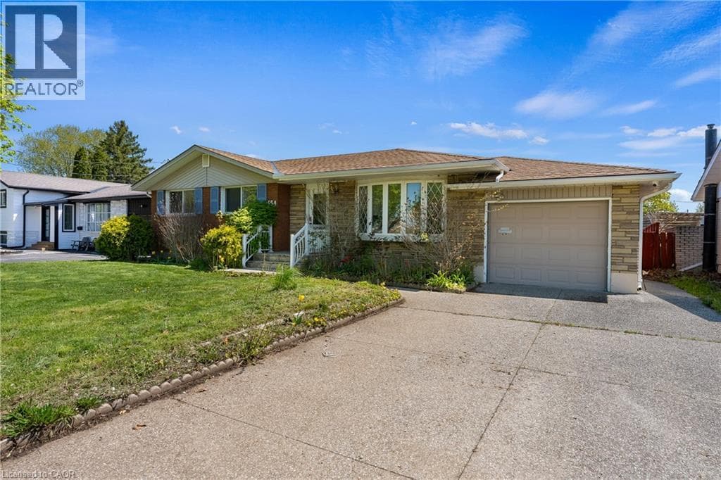 Single Family at 554 LAKE Street, St. Catharines, Ontario - Photo 3 - RE/MAX Garden City Realty