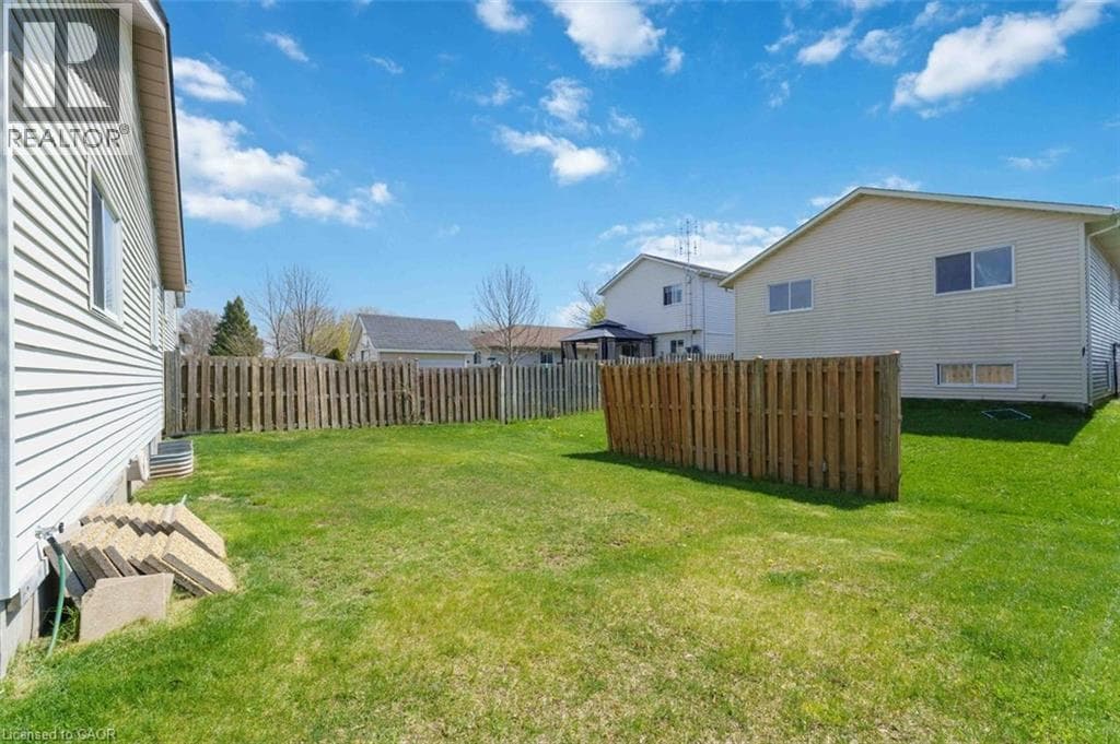 Single Family at 41 EASTWOOD Drive, Welland, Ontario - Photo 4 - RE/MAX Garden City Realty