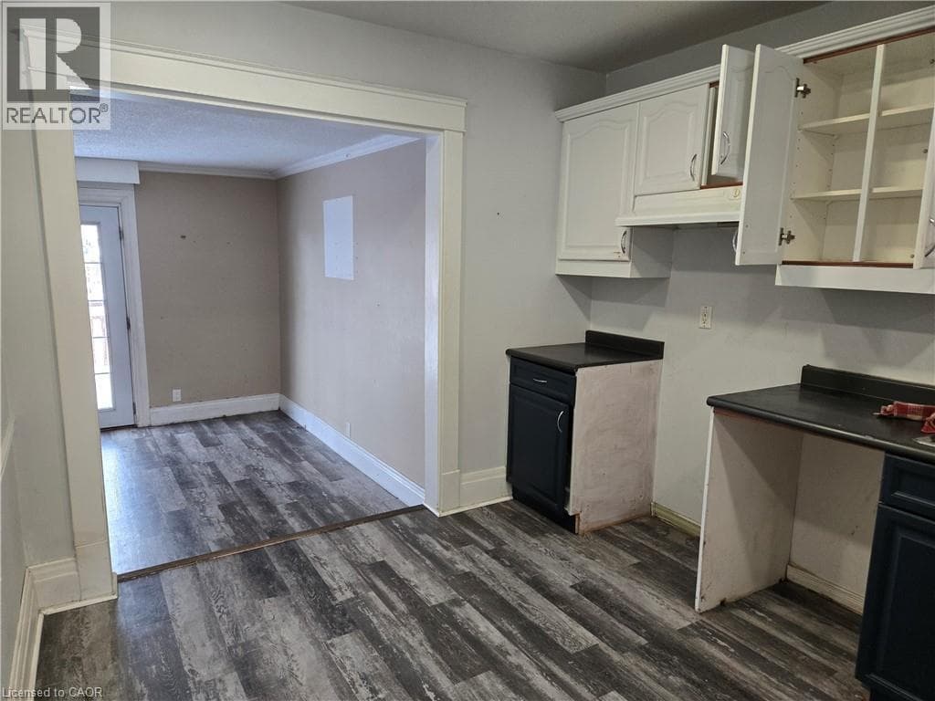 Single Family at 45 CHAPLIN Avenue, St. Catharines, Ontario - Photo 4 - RE/MAX Garden City Realty