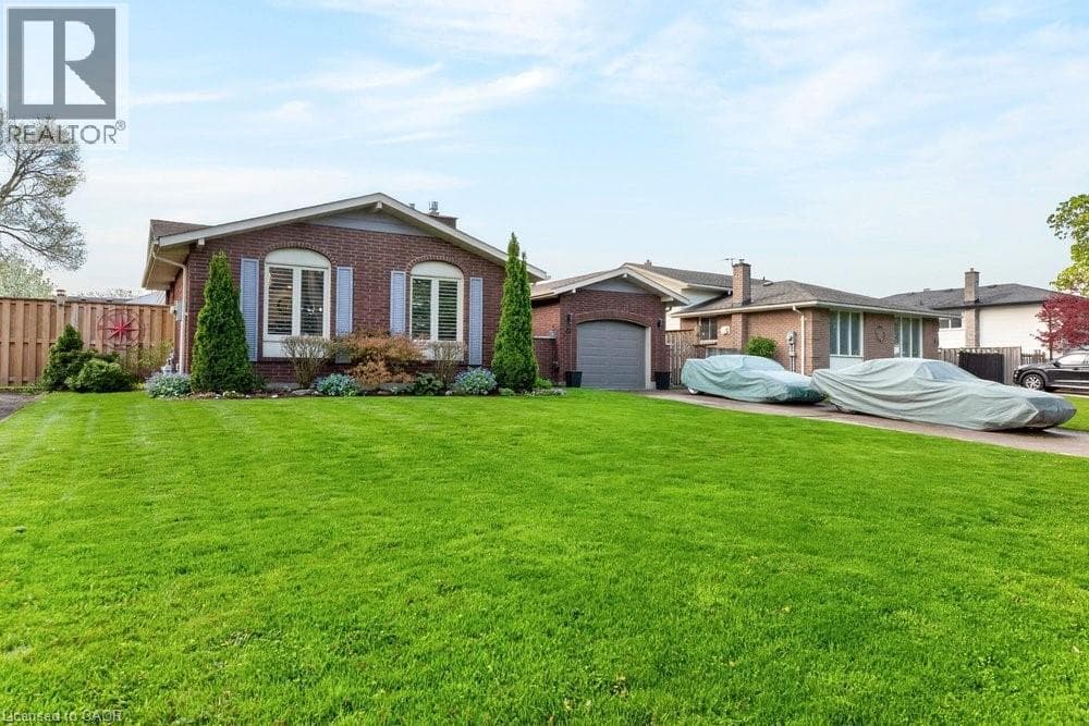 Single Family at 33 VIA DELL MONTE Street, St. Catharines, Ontario - Photo 2 - RE/MAX Garden City Realty