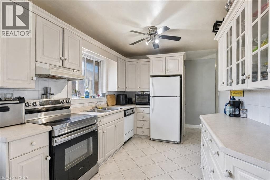 Single Family at 42 SUNNYLEA Drive, St. Catharines, Ontario - Photo 8 - RE/MAX Garden City Realty