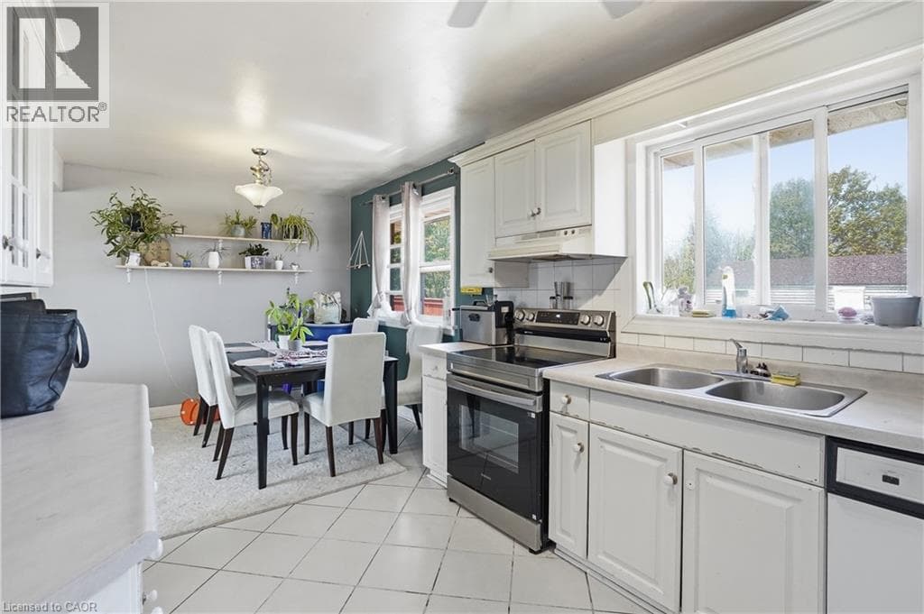 Single Family at 42 SUNNYLEA Drive, St. Catharines, Ontario - Photo 9 - RE/MAX Garden City Realty
