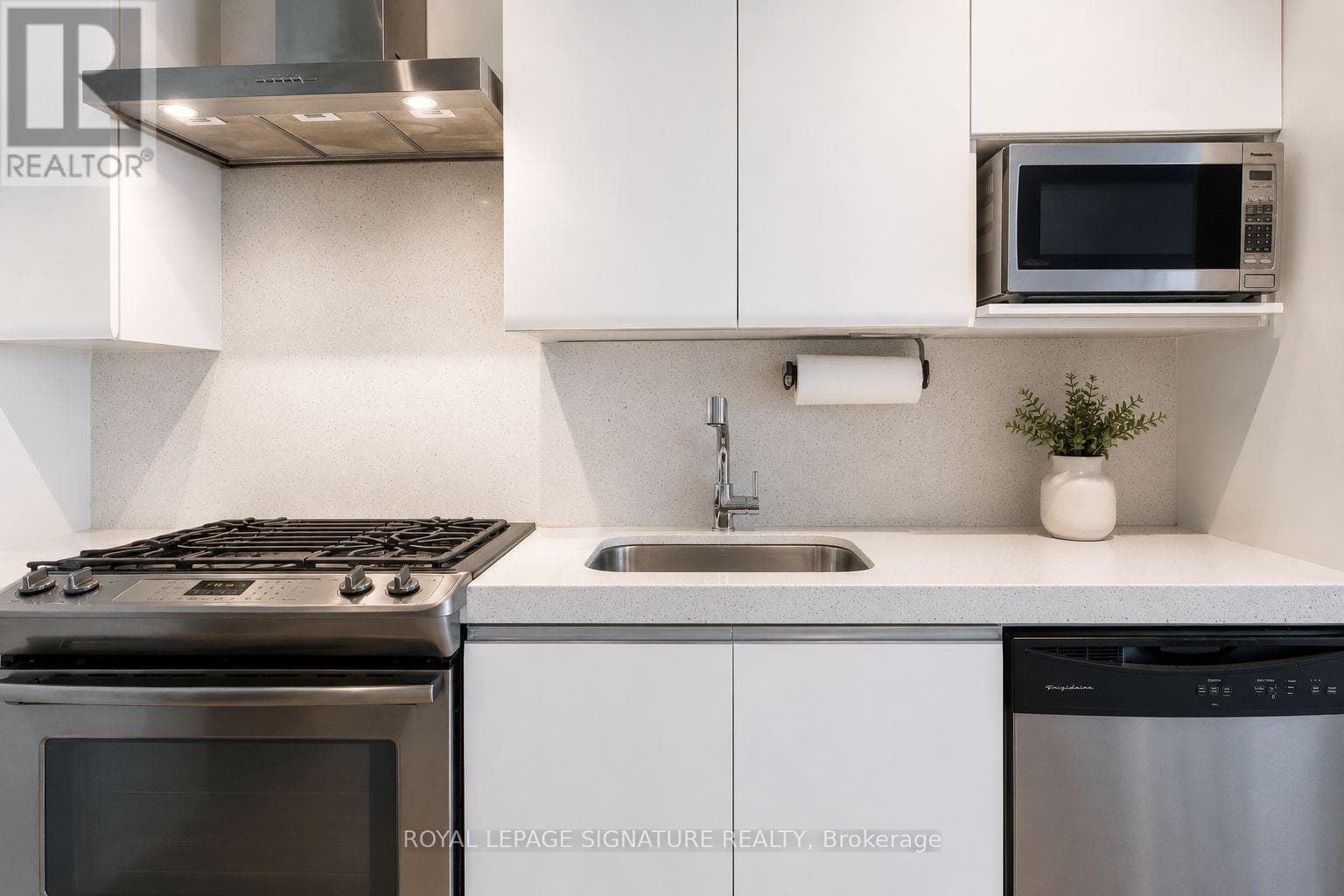 Single Family at 306- 75 Portland Street, Toronto (Waterfront Communities), Ontario - Photo 8 - RE/MAX Garden City Realty