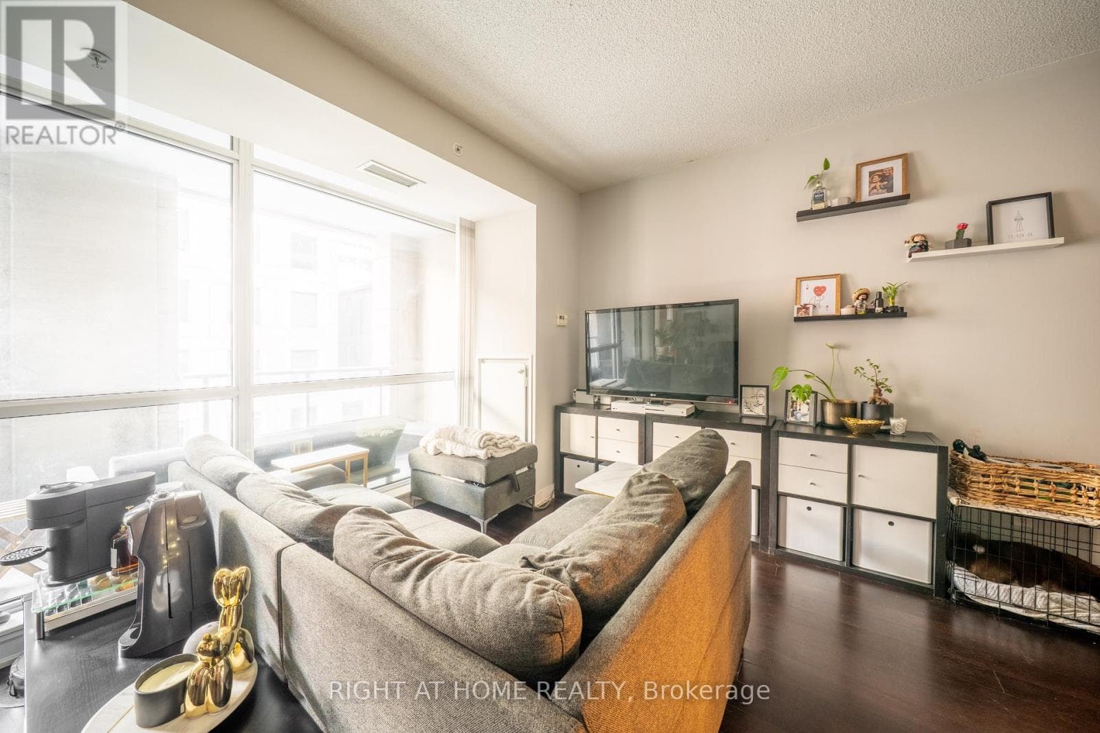 Single Family at 418- 199 Richmond Street, Toronto (Waterfront Communities), Ontario - Photo 2 - RE/MAX Garden City Realty