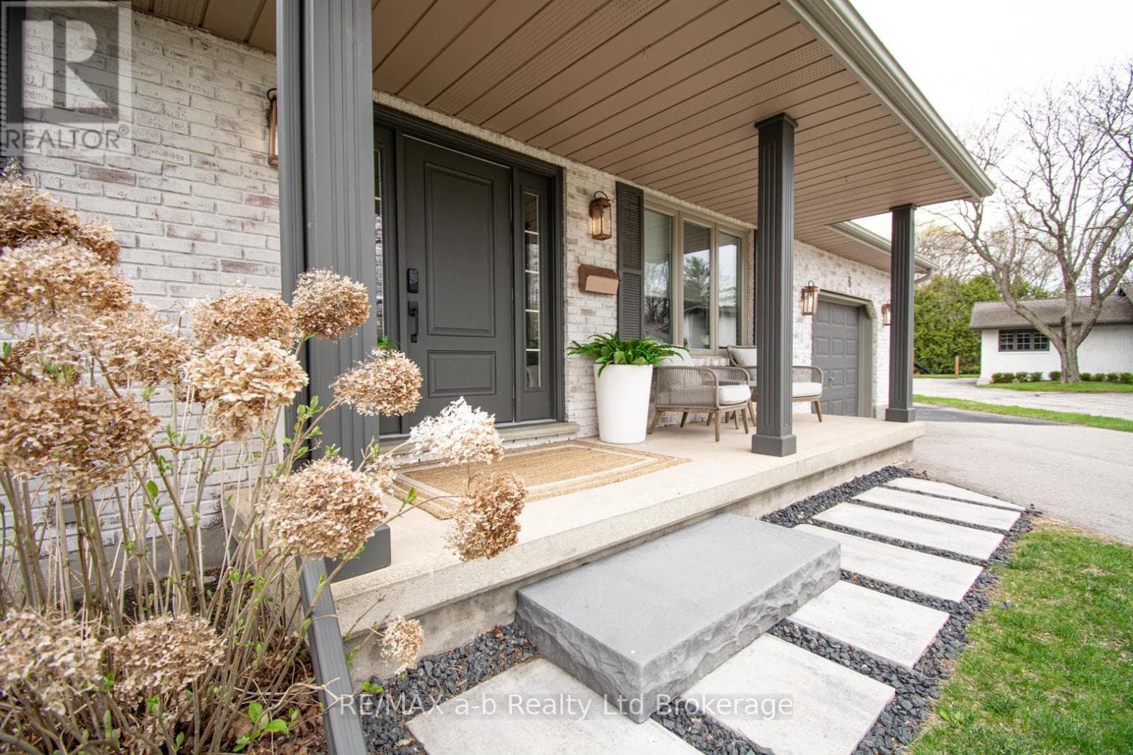 Single Family at 3 Belfast Circle, Tillsonburg, Ontario - Photo 2 - RE/MAX Garden City Realty