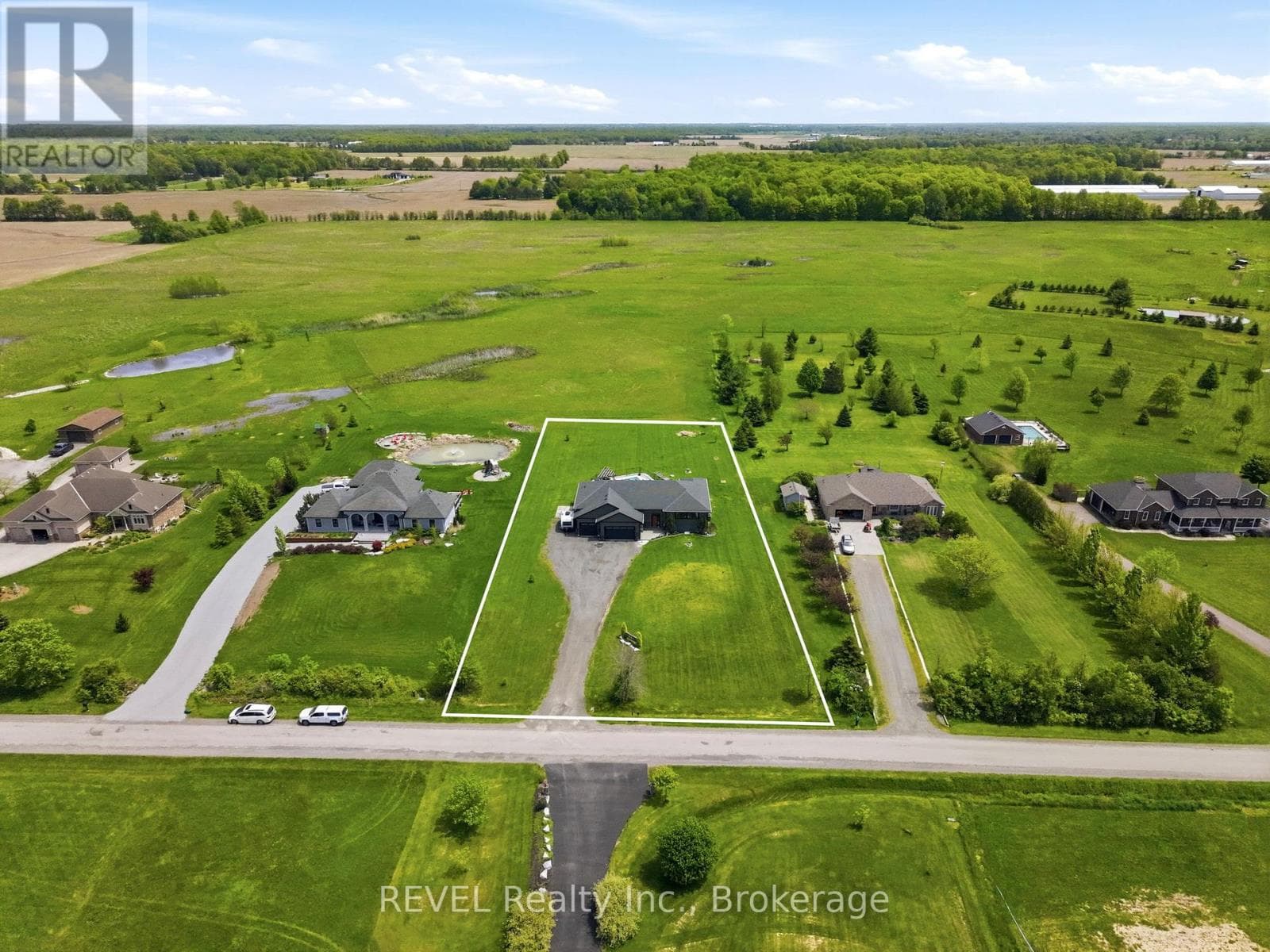 Single Family at 221 Farr Street, Pelham (Fenwick), Ontario - Photo 2 - RE/MAX Garden City Realty