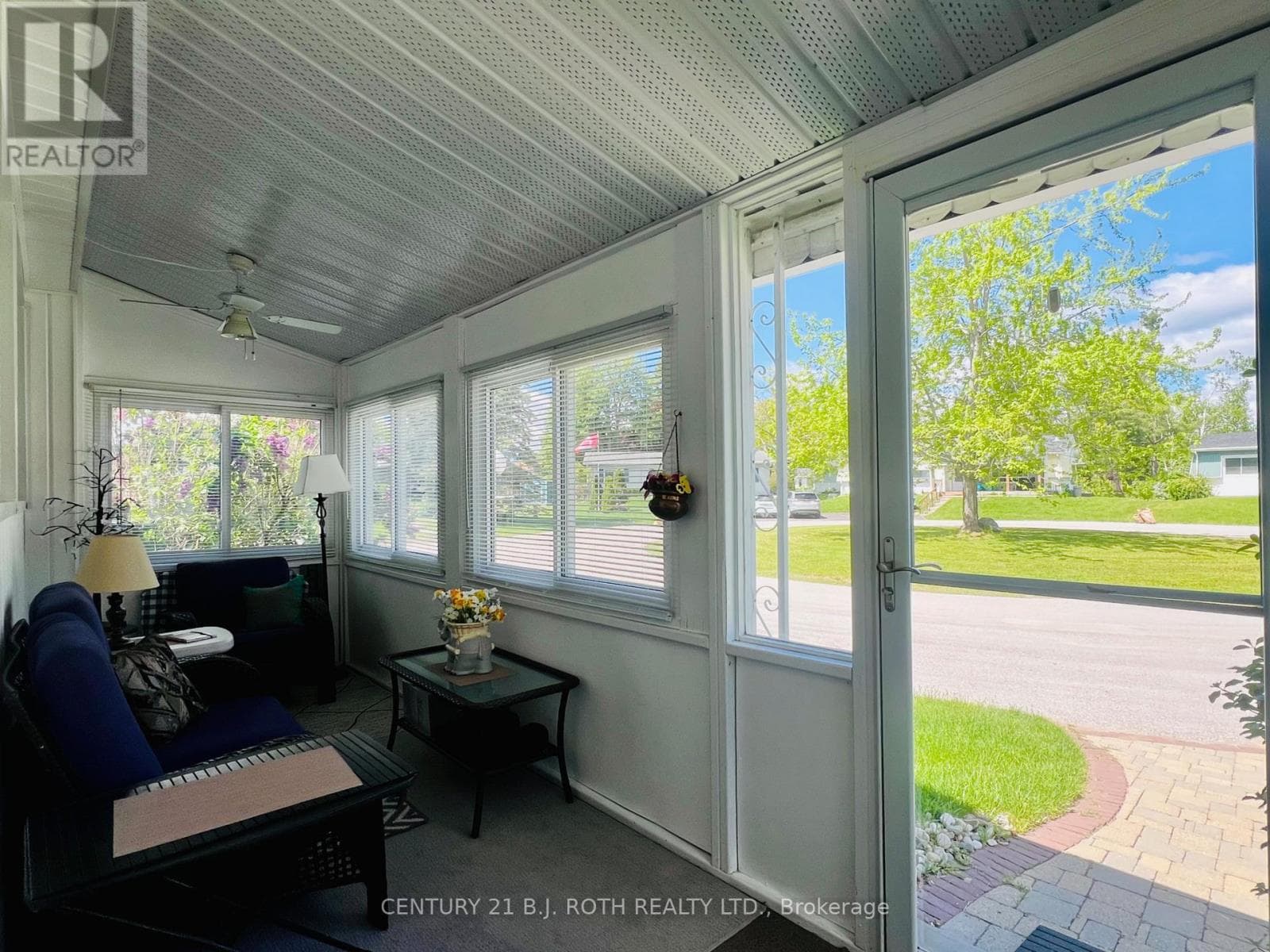 Single Family at 1 Nectarine Court, Innisfil, Ontario - Photo 3 - RE/MAX Garden City Realty