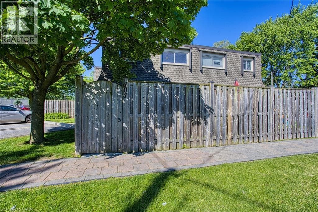 Single Family at 404- 7 VIKING Court, Grimsby, Ontario - Photo 2 - RE/MAX Garden City Realty