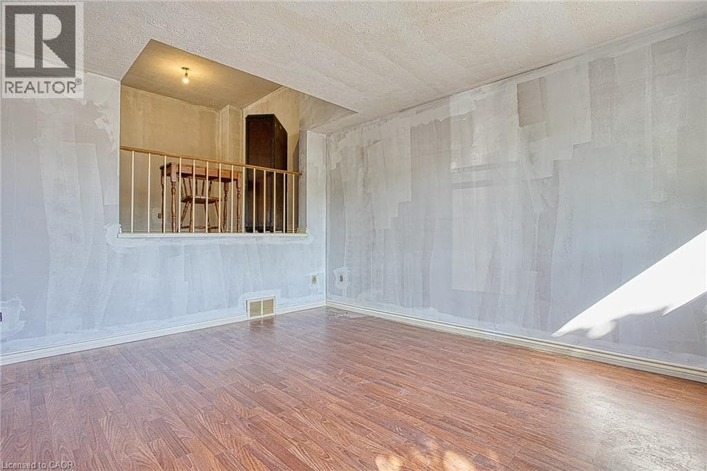 Single Family at 404- 7 VIKING Court, Grimsby, Ontario - Photo 7 - RE/MAX Garden City Realty