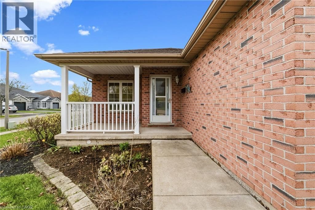 Single Family at 296 AUTUMN Crescent, Welland, Ontario - Photo 4 - RE/MAX Garden City Realty