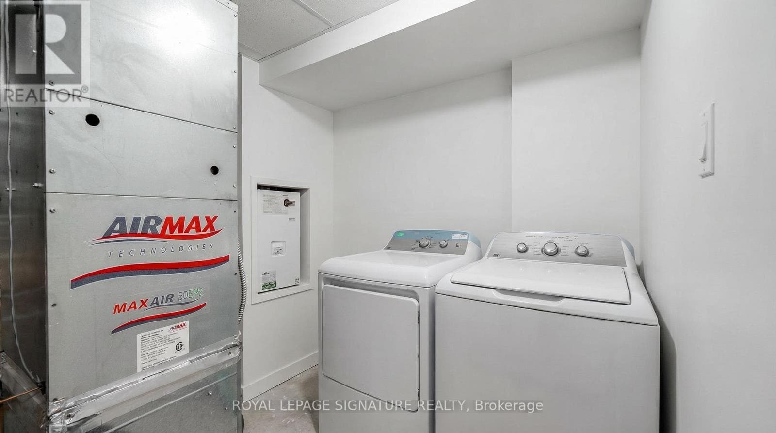 Single Family at Main/Lower- 59 Creekbank Road, Toronto (Rustic), Ontario - Photo 6 - RE/MAX Garden City Realty