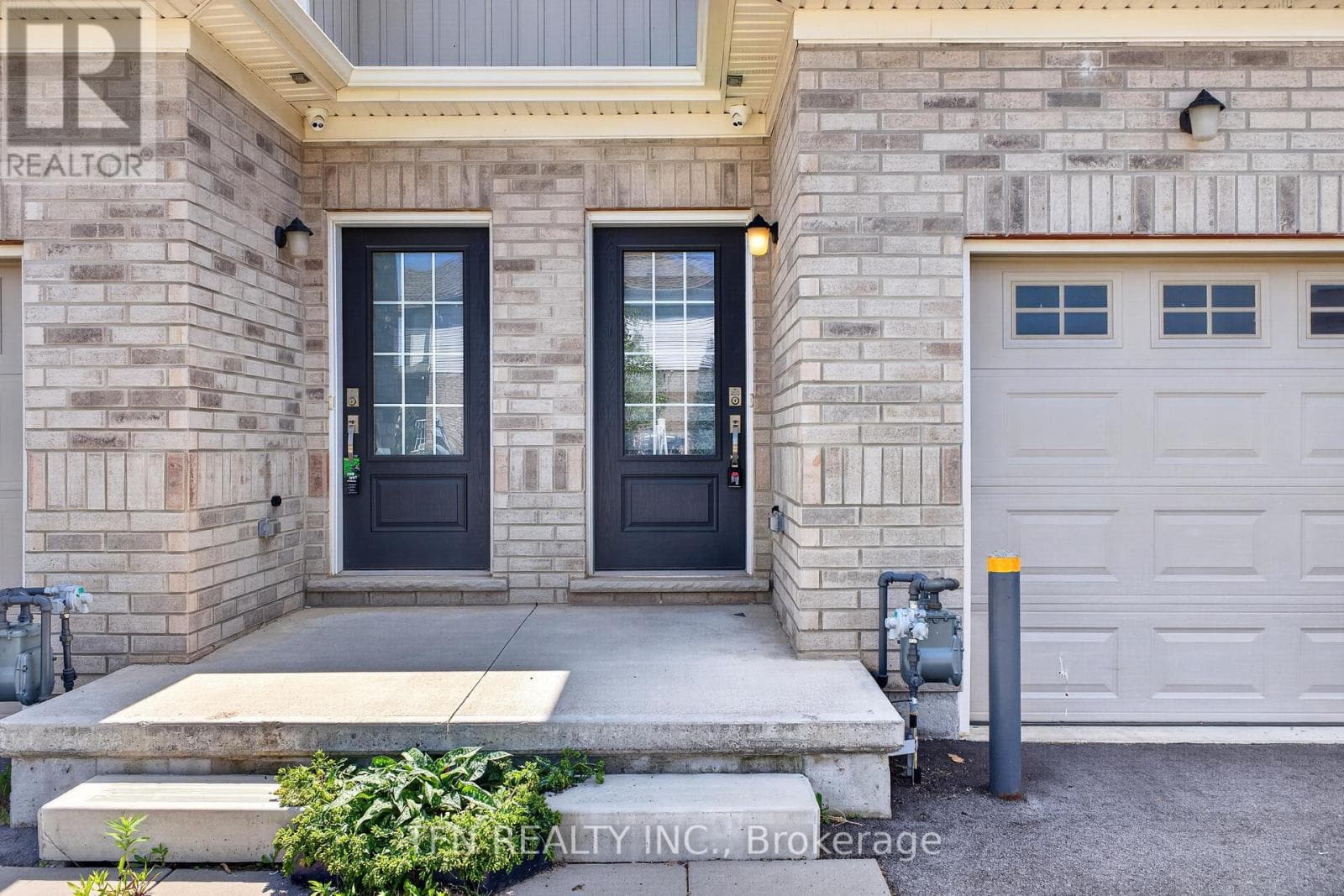 Single Family at 245 Bur Oak Drive, Thorold (Confederation Heights), Ontario - Photo 3 - RE/MAX Garden City Realty