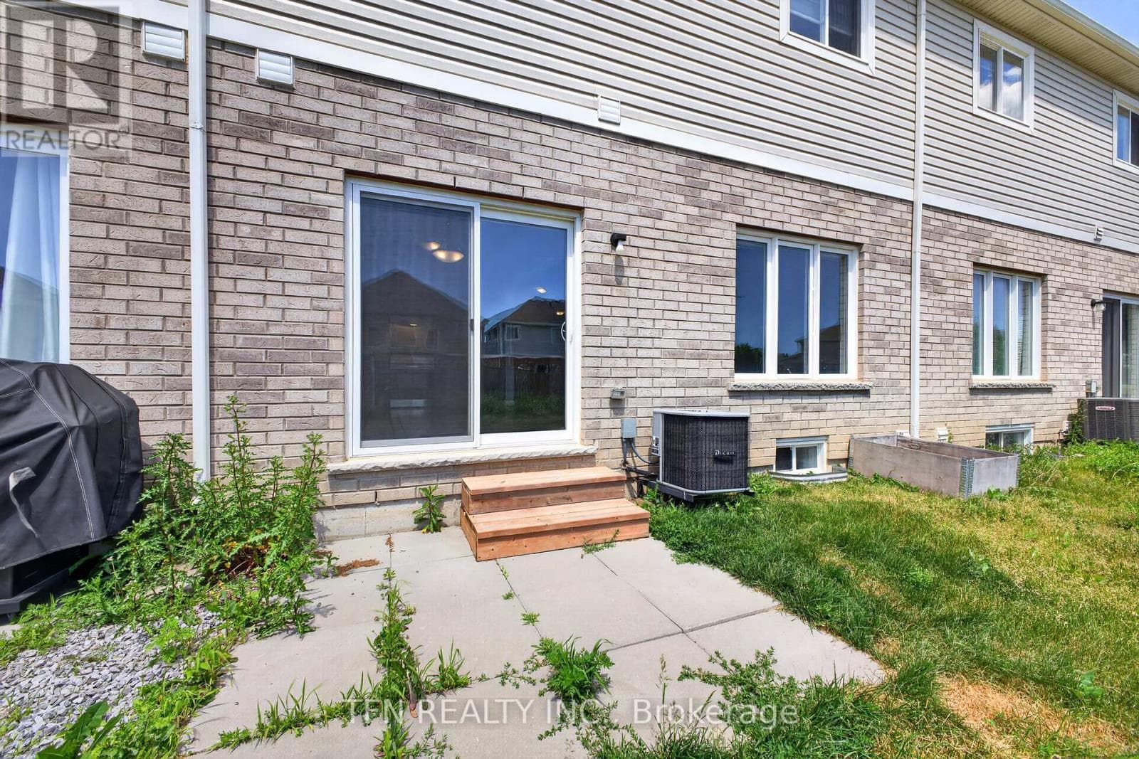 Single Family at 245 Bur Oak Drive, Thorold (Confederation Heights), Ontario - Photo 4 - RE/MAX Garden City Realty
