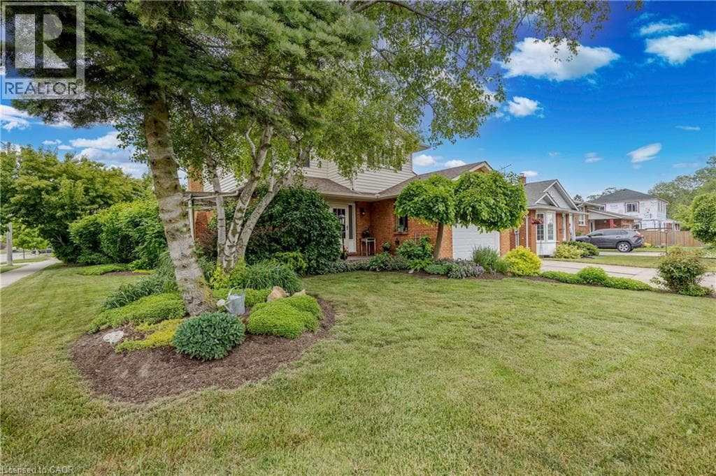 Single Family at 7543 MERRITT Avenue, Niagara Falls, Ontario - Photo 3 - RE/MAX Garden City Realty