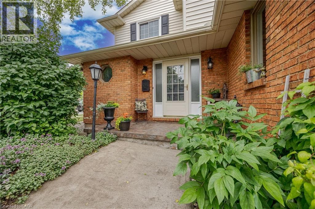 Single Family at 7543 MERRITT Avenue, Niagara Falls, Ontario - Photo 4 - RE/MAX Garden City Realty