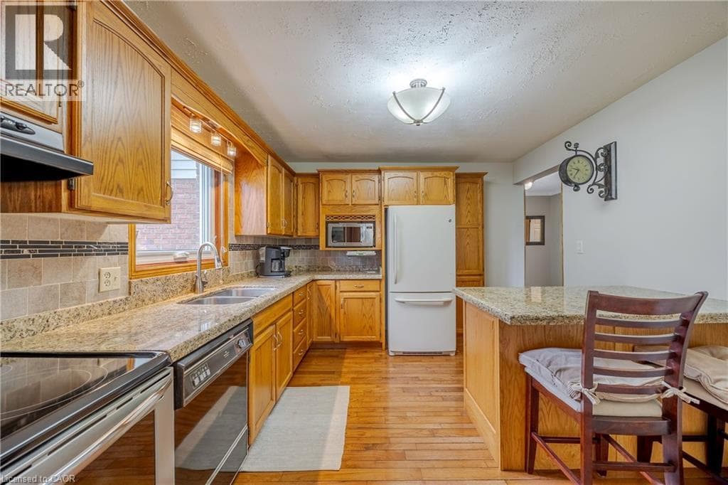 Single Family at 7543 MERRITT Avenue, Niagara Falls, Ontario - Photo 6 - RE/MAX Garden City Realty