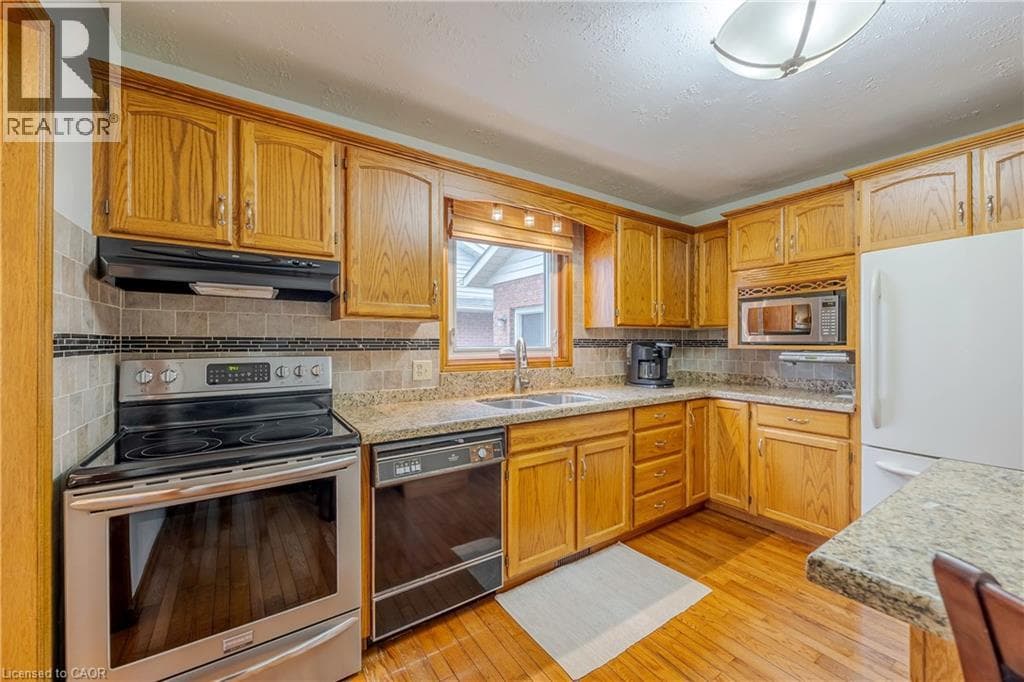 Single Family at 7543 MERRITT Avenue, Niagara Falls, Ontario - Photo 7 - RE/MAX Garden City Realty