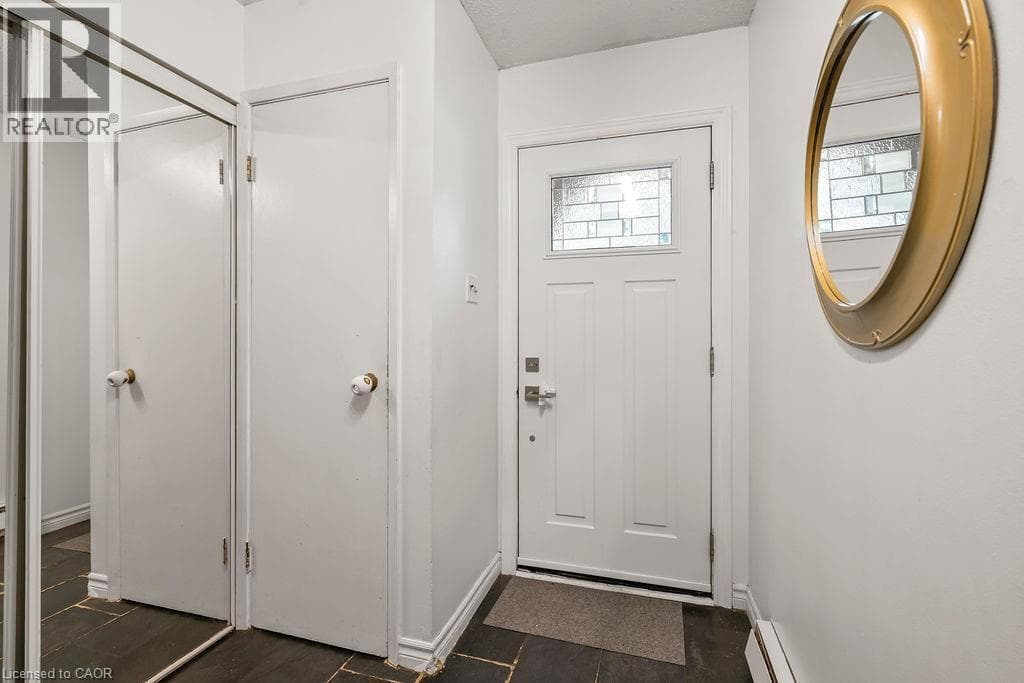 Single Family at 34- 125 LIVINGSTON Avenue, Grimsby, Ontario - Photo 4 - RE/MAX Garden City Realty